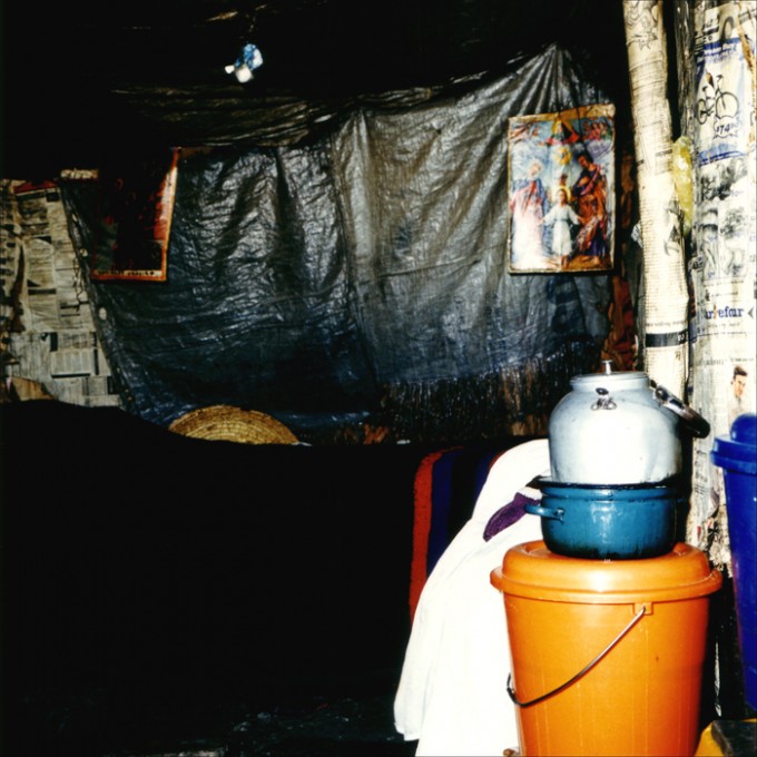 Mollos hus. Saris 2002. ©Thera Mjaaland/BONO 2022